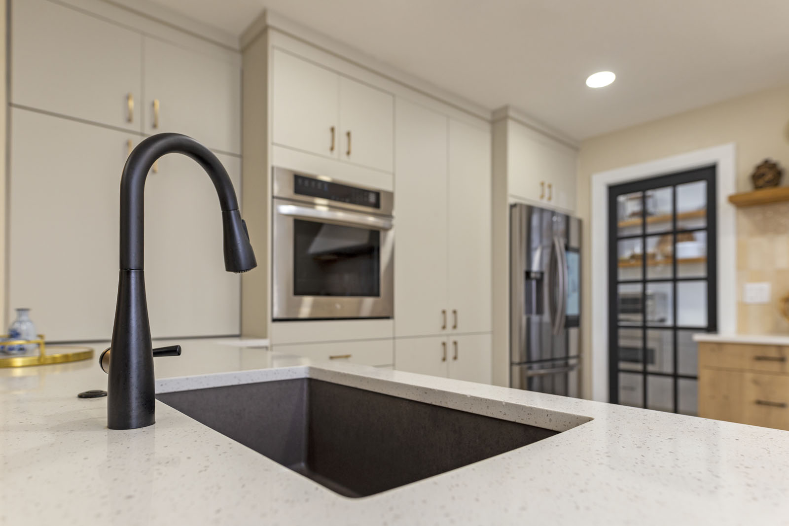 Kitchen remodel San Antonio with undermount sink, modern faucet and quartz countertop
