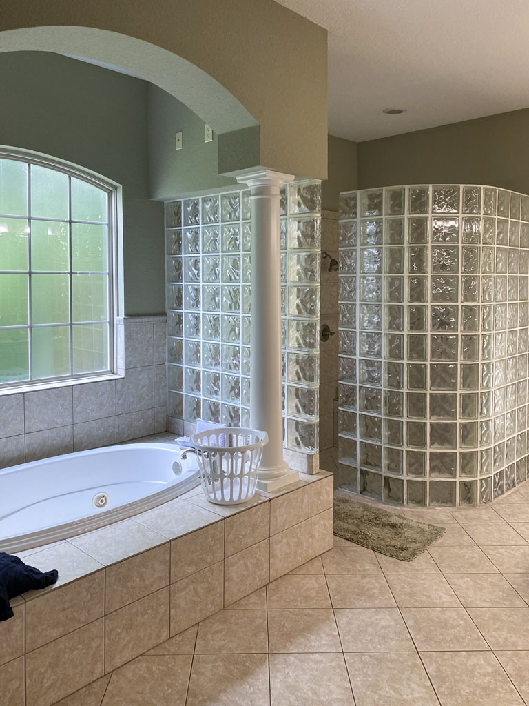 Before master bathroom remodel San Antonio Oak Park Northwood with glass block shower and tile columns