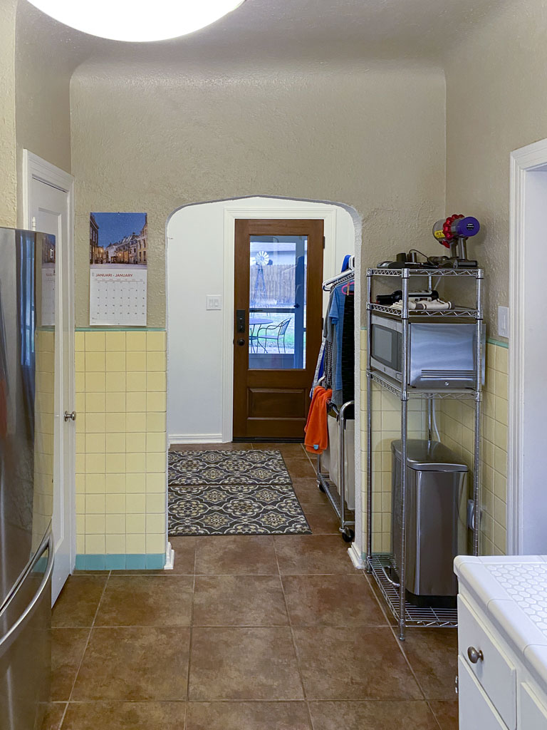Before kitchen remodel Monticello Park San Antonio - dated tile and hood